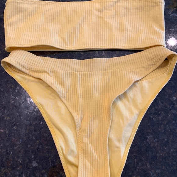 Triangl Bikini - Picture 3 of 4